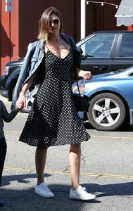 Miranda Kerr stuns shoppers in Brentwood July 14-2016 005.jpg