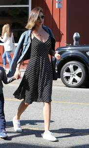 Miranda Kerr stuns shoppers in Brentwood July 14-2016 014.jpg