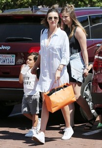 Miranda+Kerr+Son+Flynn+Seen+Out+Malibu+_5QKOIZSLb_l.jpg