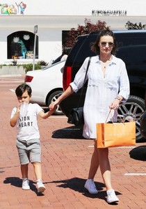 Miranda+Kerr+Son+Flynn+Seen+Out+Malibu+ipo7ZmKyA5Al.jpg