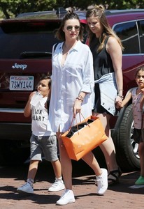 Miranda+Kerr+Son+Flynn+Seen+Out+Malibu+sctzJEQj6N-l.jpg