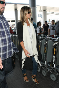 Jennifer+Aniston+Jennifer+Aniston+Hits+LAX+nFXentCmea4x.jpg