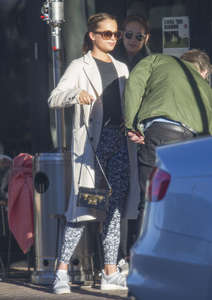 Alicia-Vikander--Out-for-lunch-at-Three-Blue-Ducks-cafe--01.jpg
