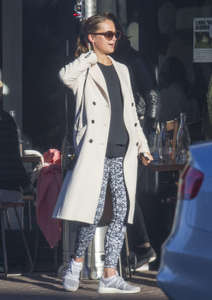 Alicia-Vikander--Out-for-lunch-at-Three-Blue-Ducks-cafe--02.jpg