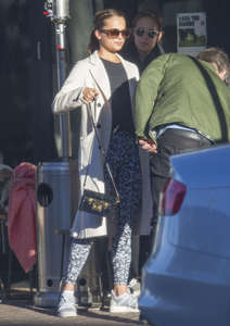 Alicia-Vikander--Out-for-lunch-at-Three-Blue-Ducks-cafe--03.jpg