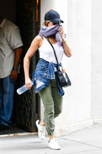Jennifer-Aniston-in-Green-Pants--02.jpg