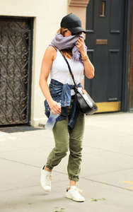 Jennifer-Aniston-in-Green-Pants--03.jpg