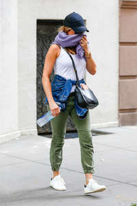Jennifer-Aniston-in-Green-Pants--06.jpg