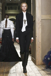 Valentino-Couture-FW16-Paris-6992-1467831266-bigthumb.jpg