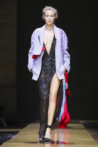 Versace_Atelier-Couture-FW16-Paris-7031-1467577607-bigthumb.jpg