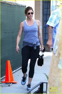 jennifer-aniston-gets-pamperd-at-901-salon-01.jpg