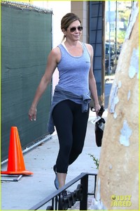 jennifer-aniston-gets-pamperd-at-901-salon-03.jpg