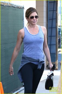 jennifer-aniston-gets-pamperd-at-901-salon-06.jpg