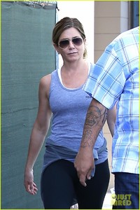 jennifer-aniston-gets-pamperd-at-901-salon-07.jpg