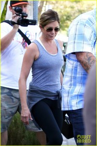 jennifer-aniston-gets-pamperd-at-901-salon-08.jpg