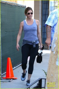 jennifer-aniston-gets-pamperd-at-901-salon-09.jpg