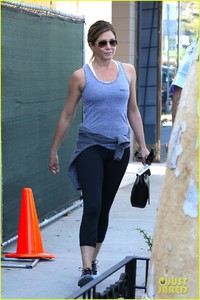 jennifer-aniston-gets-pamperd-at-901-salon-10.jpg