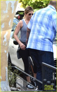 jennifer-aniston-gets-pamperd-at-901-salon-11.jpg