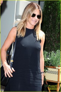 jennifer-aniston-wears-cute-lbd-for-summer-day-04.JPG