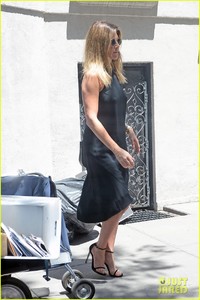 jennifer-aniston-wears-cute-lbd-for-summer-day-09.JPG