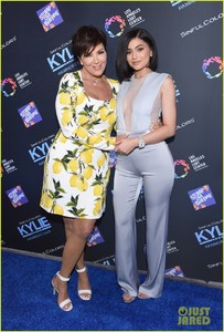 kylie-jenner-debuts-her-new-short-haircut-01.jpg