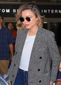 miranda-kerr-at-los-angeles-international-airport_304073316.jpg