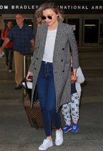 miranda-kerr-at-los-angeles-international-airport_504073316.jpg