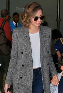 miranda-kerr-at-los-angeles-international-airport_704073316.jpg