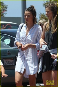 miranda-kerr-has-an-afternoon-in-malibu-03.jpg