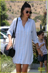 miranda-kerr-has-an-afternoon-in-malibu-04.JPG