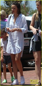 miranda-kerr-has-an-afternoon-in-malibu-06.jpg