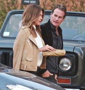 3794059700000578-3758679-Still_going_on_swanky_dates_Cindy_Crawford_was_spotted_on_Wednes-m-1_1472148547149.jpg
