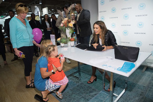 Jessica+Alba+Jessica+Alba+Visits+Nordstrom+oSo1OL9fBWjx.jpg