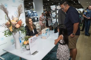 Jessica+Alba+Jessica+Alba+Visits+Nordstrom+-HELOiXLbh5x.jpg