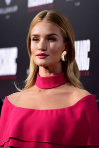 Rosie+Huntington+Whiteley+Premiere+Summit+li_VUtNtnKsx.jpg