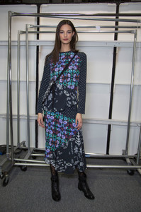 Nicole+Miller+Fall+2016+Backstage+RsT0oH01vxox.jpg