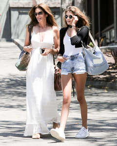 Cindy-Crawford-and-Kaia-Gerber-out-in-Malibu--11.jpg