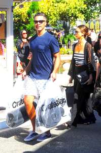 Jessica-Alba-at-Crate-and-Barrel--02.jpg