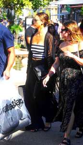 Jessica-Alba-at-Crate-and-Barrel--03.jpg