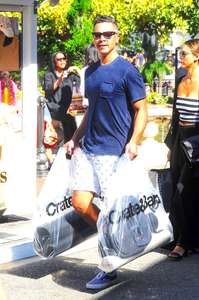 Jessica-Alba-at-Crate-and-Barrel--04.jpg
