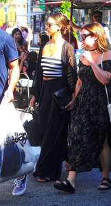 Jessica-Alba-at-Crate-and-Barrel--05.jpg