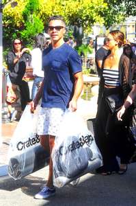 Jessica-Alba-at-Crate-and-Barrel--08.jpg