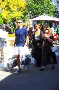Jessica-Alba-at-Crate-and-Barrel--11.jpg