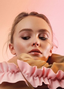 Lily-Rose-Depp-V-Magazine-Summer-2016-Online-Cover-Photos02.jpg