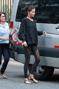 adriana-lima-lading-a-van-in-rio-de-janeiro-08-09-2016_1.jpg