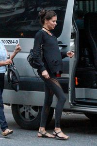 adriana-lima-lading-a-van-in-rio-de-janeiro-08-09-2016_3.jpg