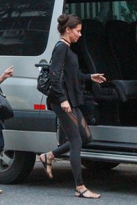 adriana-lima-lading-a-van-in-rio-de-janeiro-08-09-2016_4.jpg