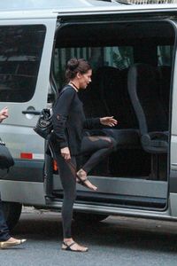 adriana-lima-lading-a-van-in-rio-de-janeiro-08-09-2016_5.jpg