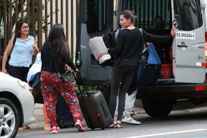 adriana-lima-lading-a-van-in-rio-de-janeiro-08-09-2016_6.jpg