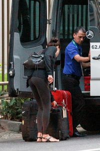 adriana-lima-lading-a-van-in-rio-de-janeiro-08-09-2016_8.jpg